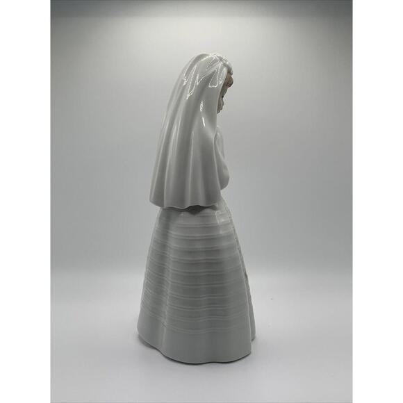 NAO Lladro Figurine, Girl Praying First Communion Beautiful Retired Statue - Picture 3 of 6